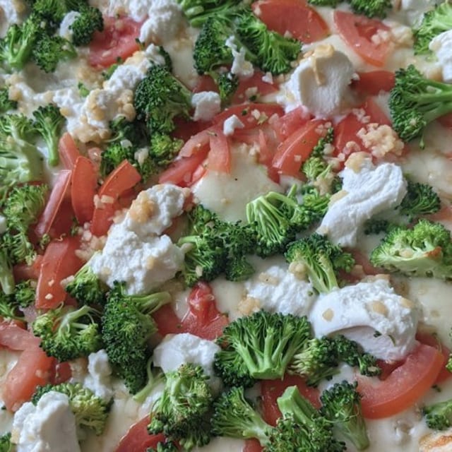 Deluxe White Pizza (Medium 14").