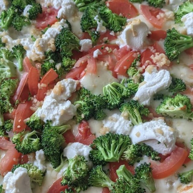 Deluxe White Pizza (Large 16").